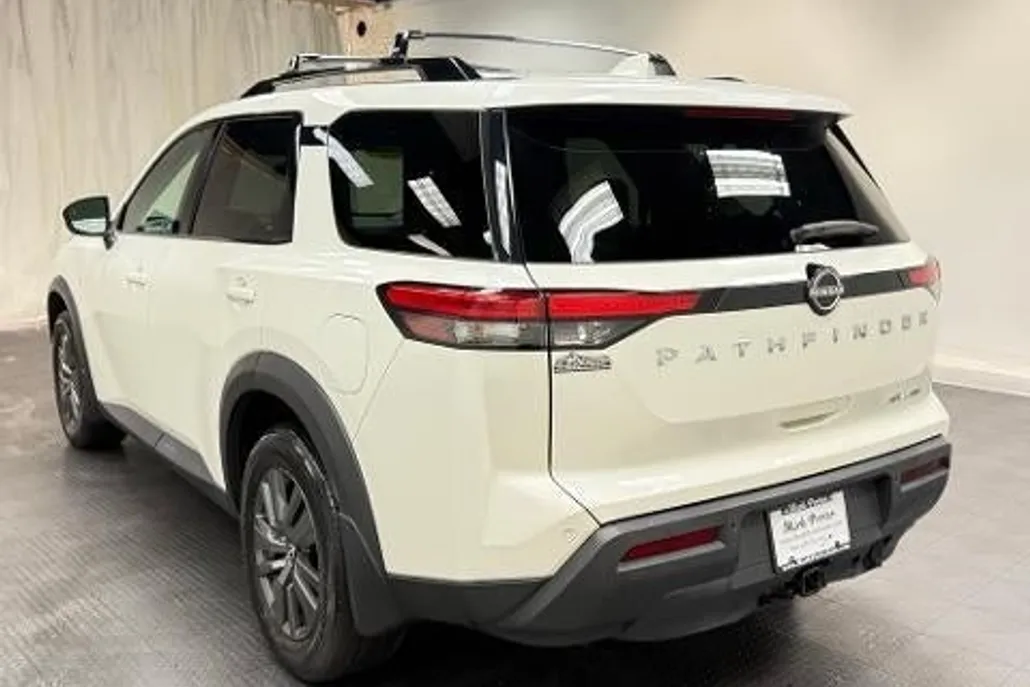 2022 Nissan Pathfinder SV photo 1
