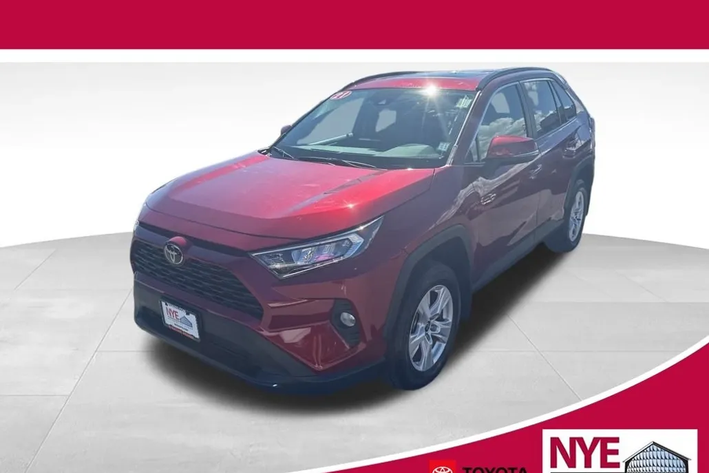 2021 Toyota RAV4 XLE photo 1