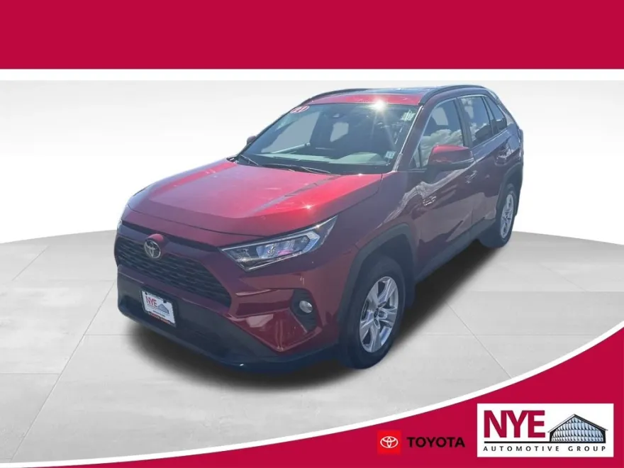2021 Toyota RAV4 XLE photo 1