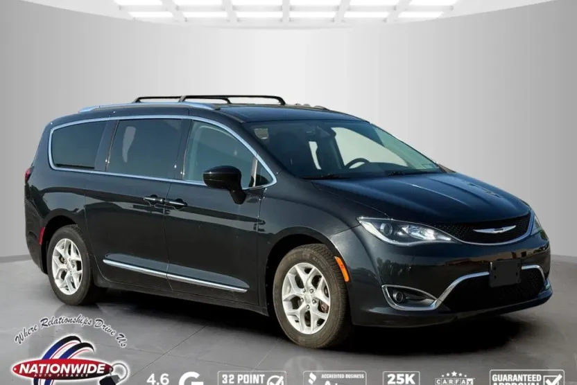 2017 Chrysler Pacifica Touring Plus photo 1