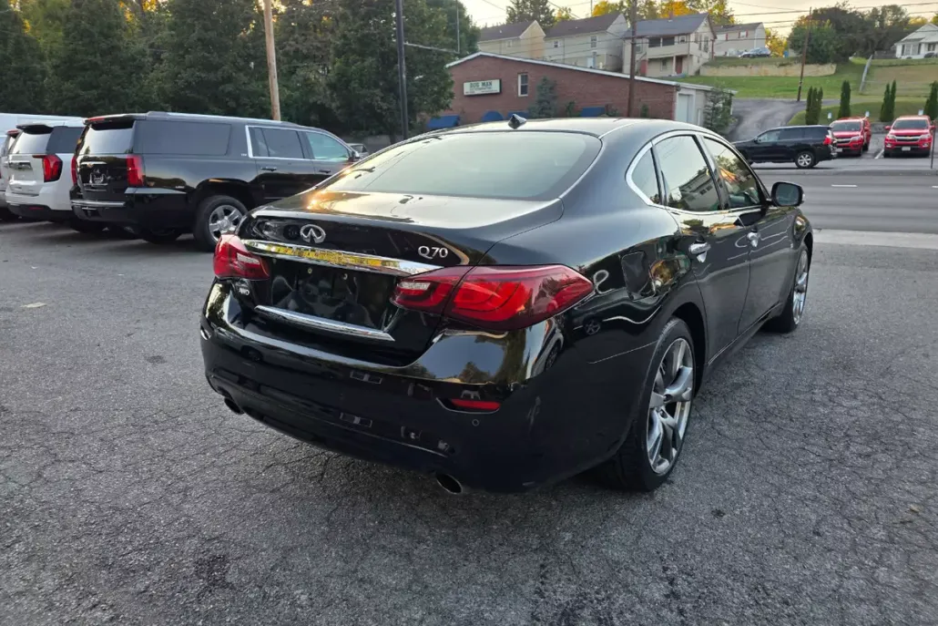 2015 Infiniti Q70 Premium photo 1