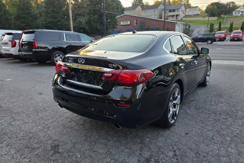 2015 Infiniti Q70 Premium photo 1