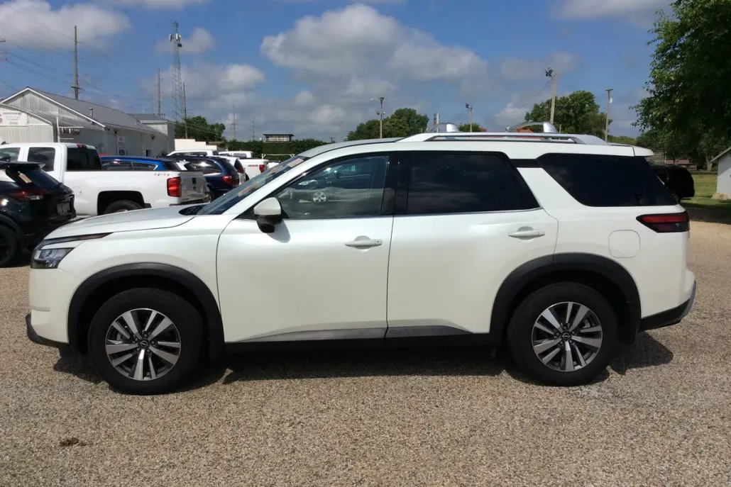 2024 Nissan Pathfinder SL photo 1