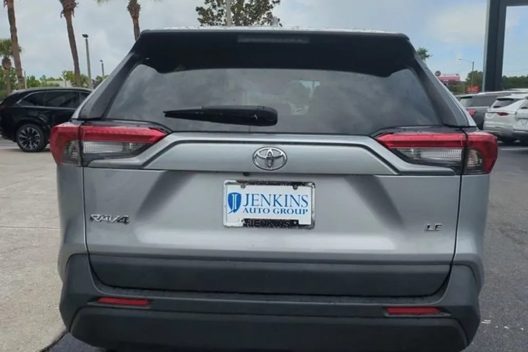 2022 Toyota RAV4 LE photo 1