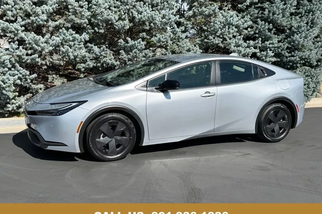 2024 Toyota Prius LE photo 1