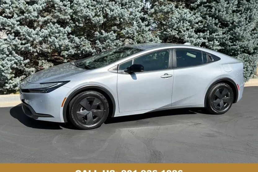 2024 Toyota Prius LE photo 1