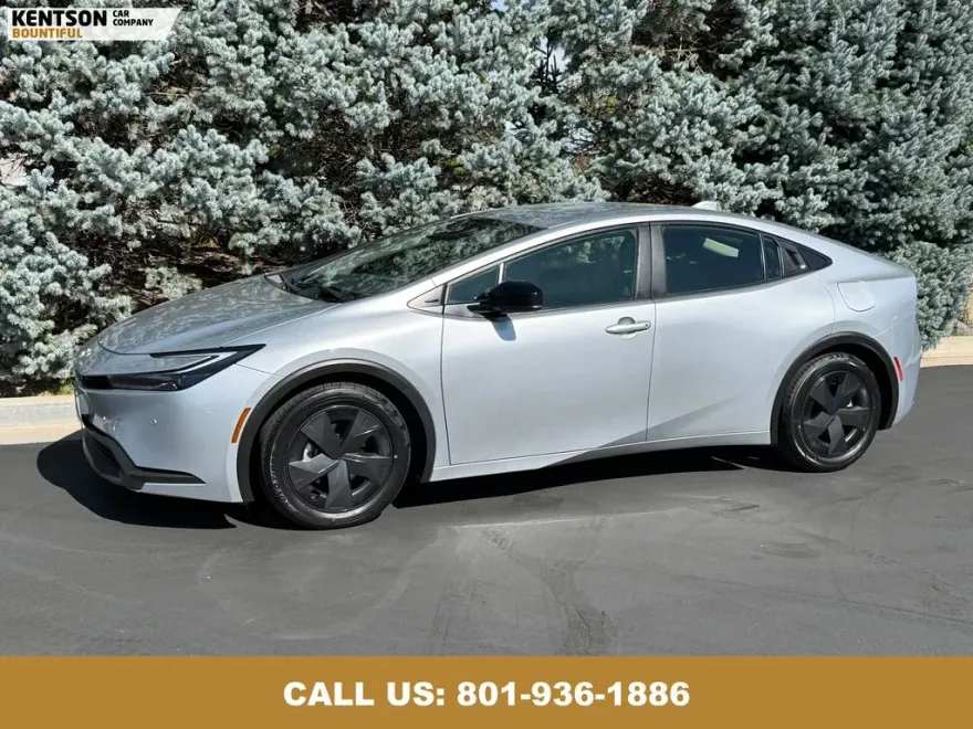 2024 Toyota Prius LE photo 1
