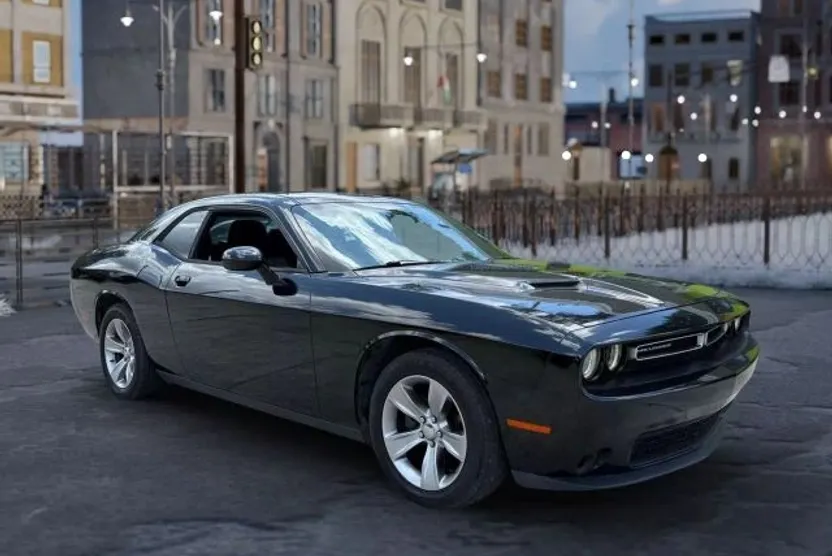 2016 Dodge Challenger SXT photo 1