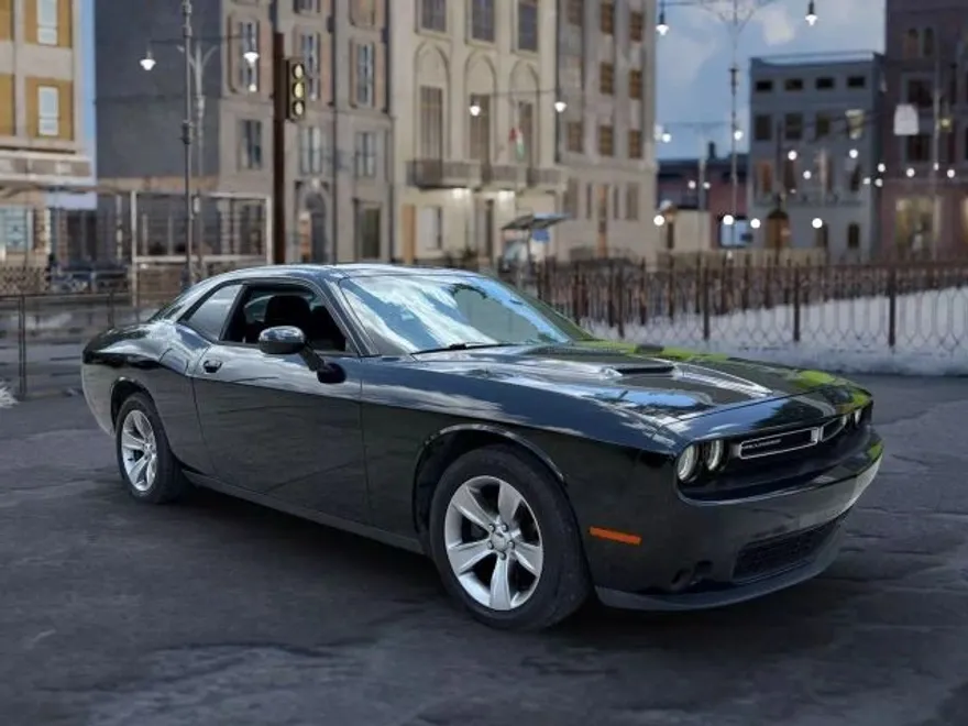 2016 Dodge Challenger SXT photo 1