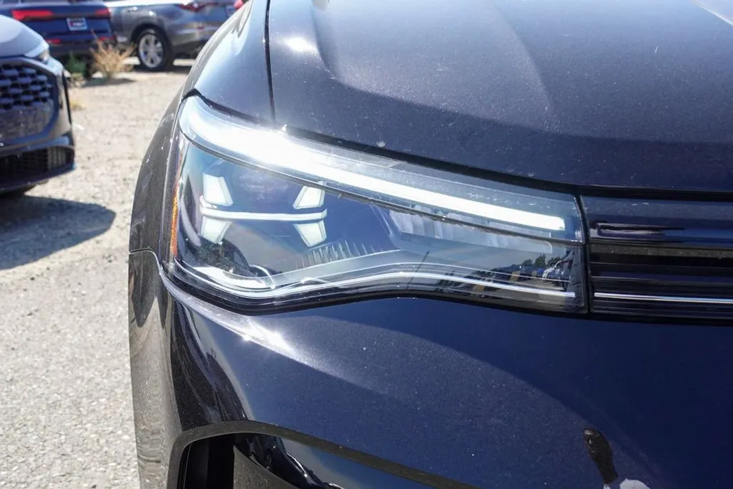 2025 Volkswagen Taos SE photo 1