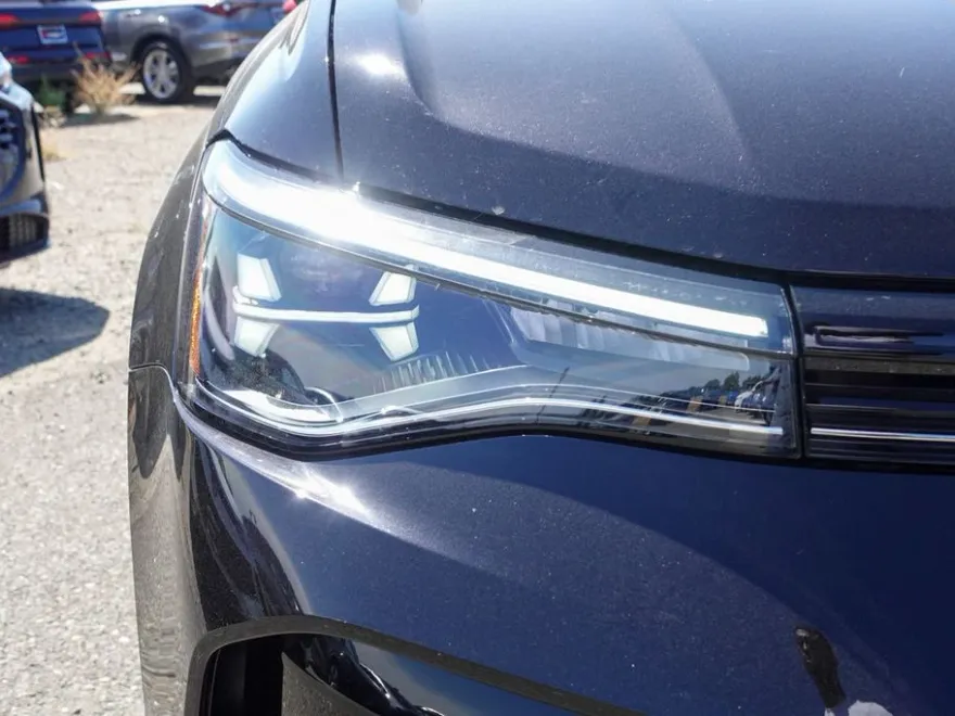 2025 Volkswagen Taos SE photo 1
