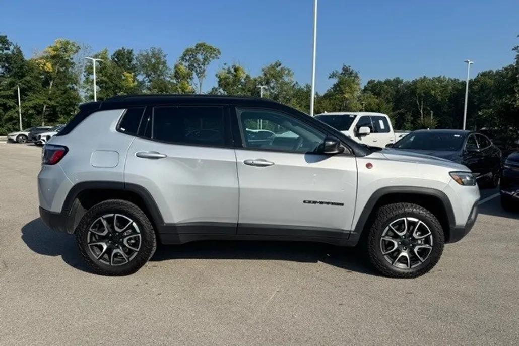 2024 Jeep Compass Trailhawk photo 1