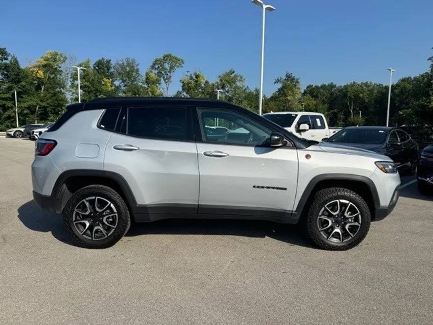 2024 Jeep Compass Trailhawk photo 1