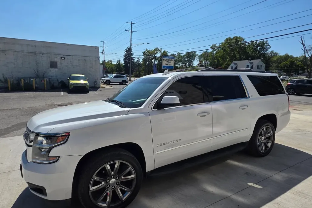 2017 Chevrolet Suburban LT photo 1