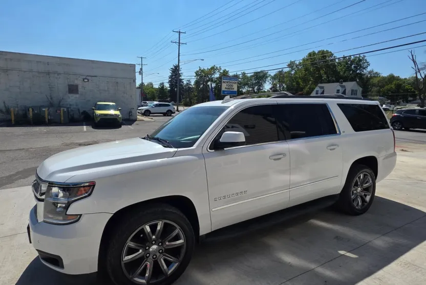 2017 Chevrolet Suburban LT photo 1