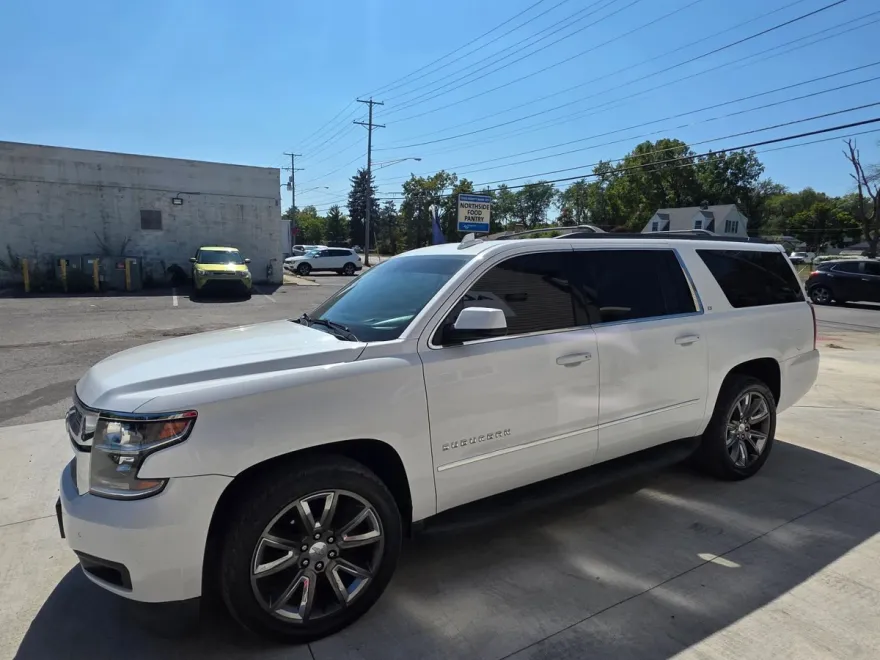 2017 Chevrolet Suburban LT photo 1