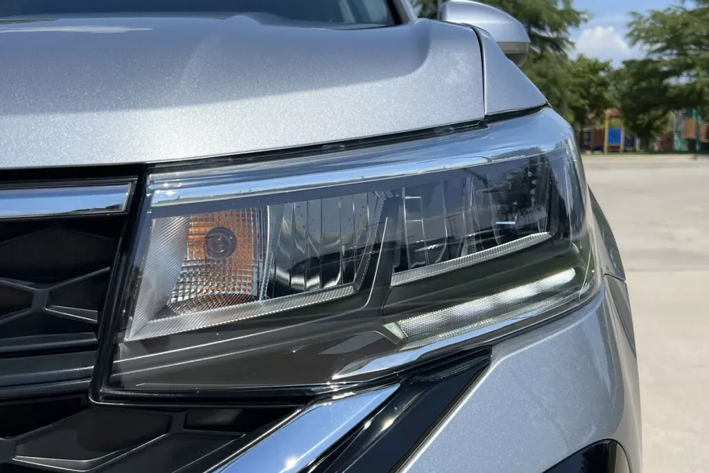 2023 Volkswagen Taos SE photo 1