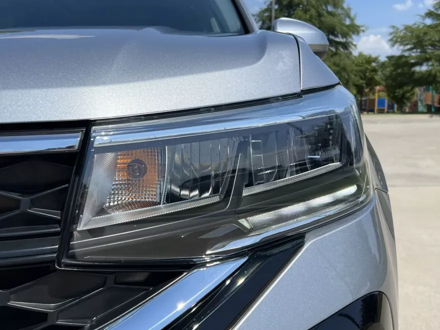 2023 Volkswagen Taos SE photo 1