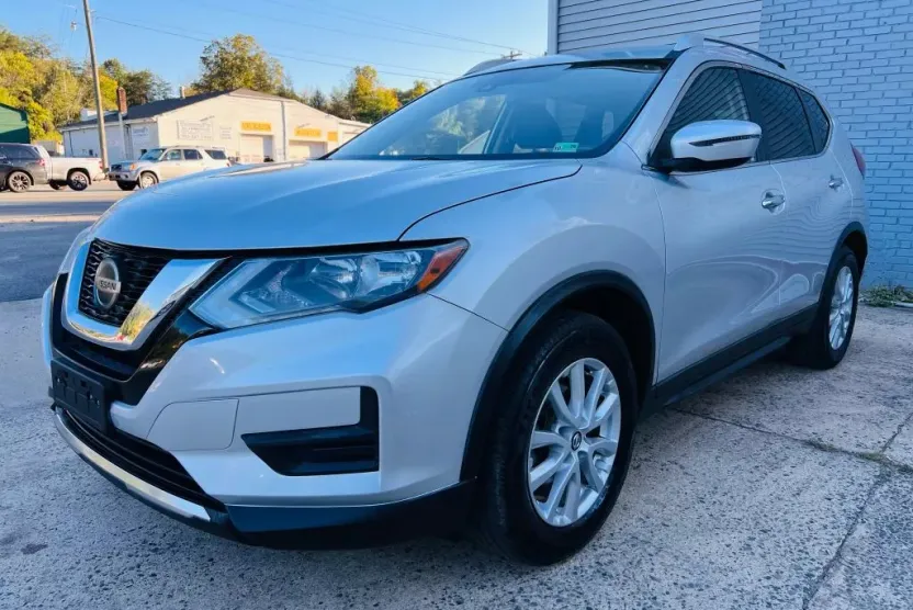 2019 Nissan Rogue SV photo 1