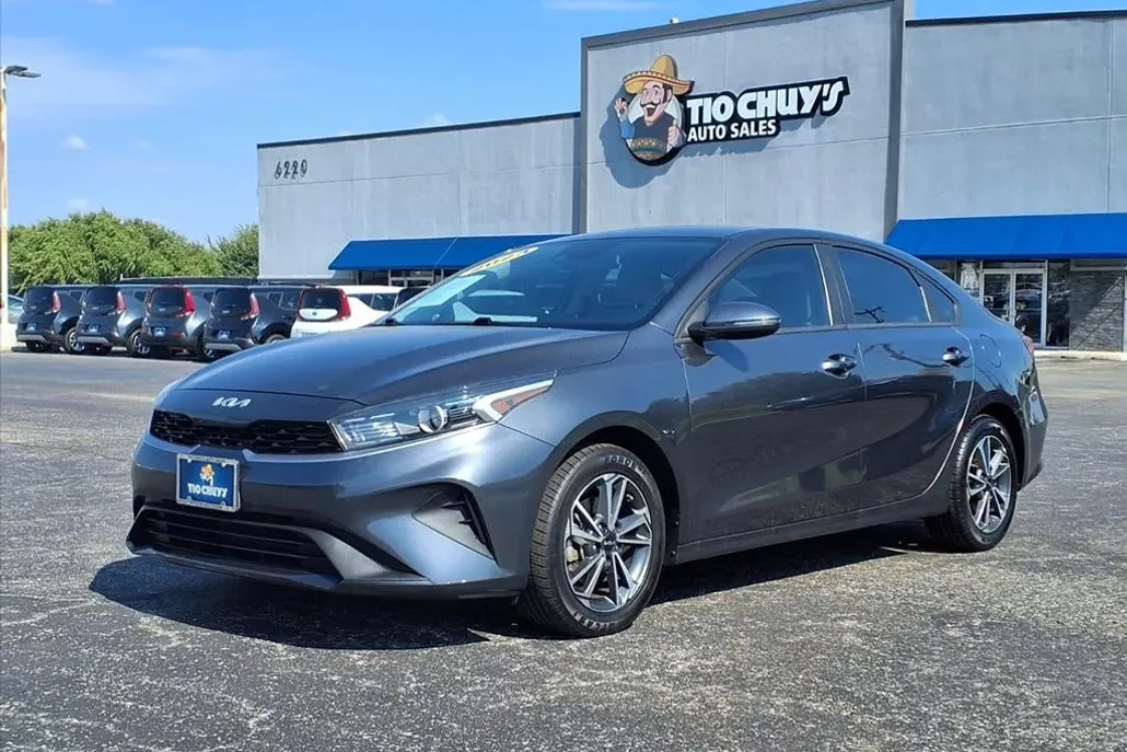 2023 Kia Forte LXS photo 1