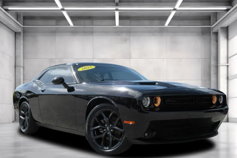 2022 Dodge Challenger SXT photo 1