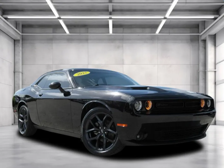 2022 Dodge Challenger SXT photo 1