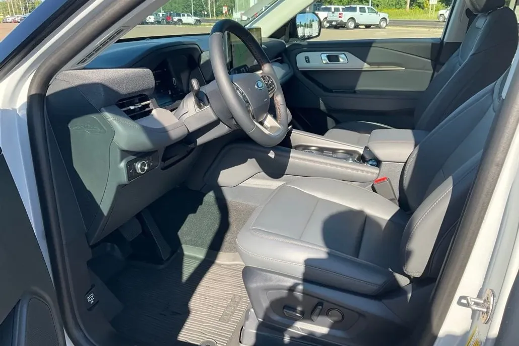 2025 Ford Explorer photo 1