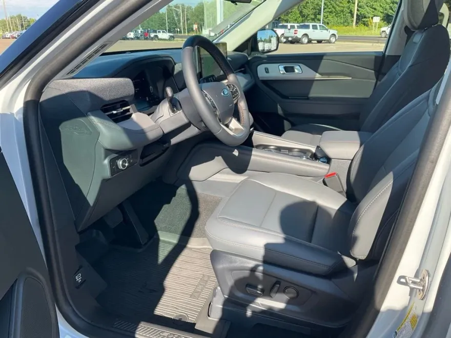 2025 Ford Explorer photo 1