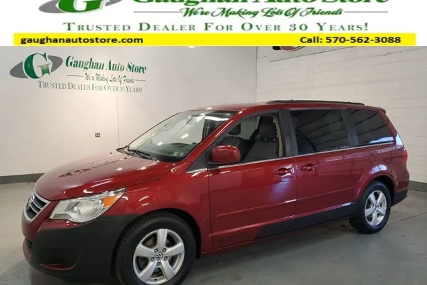 2011 Volkswagen Routan SE photo 1