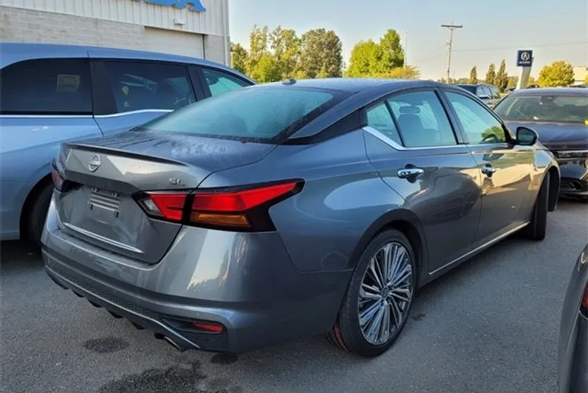2023 Nissan Altima 2.5 SL photo 1