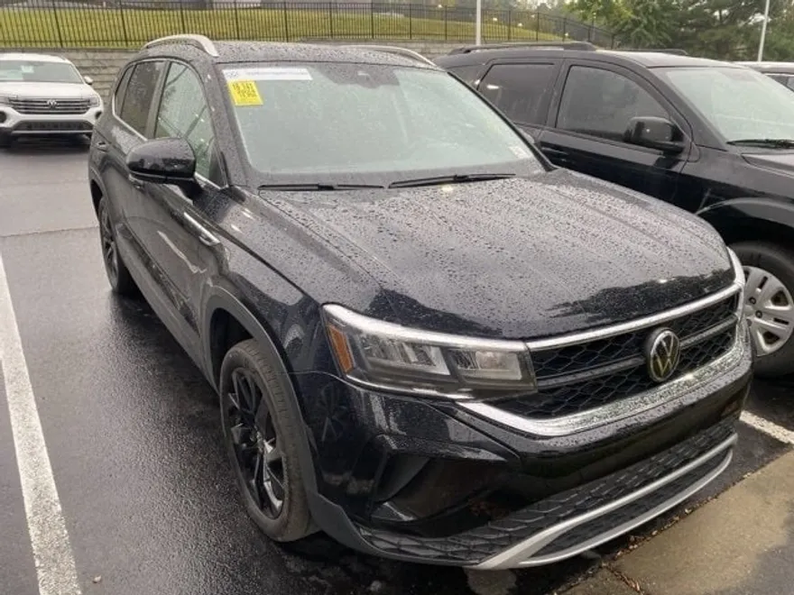 2024 Volkswagen Taos SE photo 1