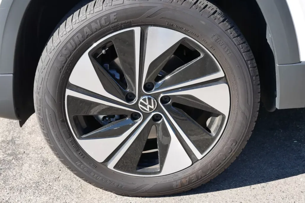 2023 Volkswagen Taos SE photo 1