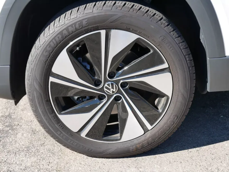 2023 Volkswagen Taos SE photo 1