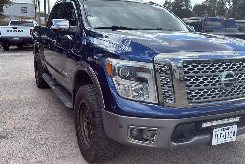 2019 Nissan Titan Platinum Reserve photo 1
