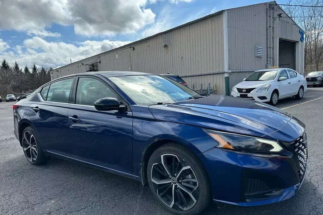 2023 Nissan Altima 2.5 SR photo 1