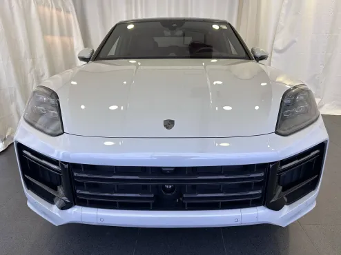 2025 Porsche Cayenne Turbo E-Hybrid photo 4
