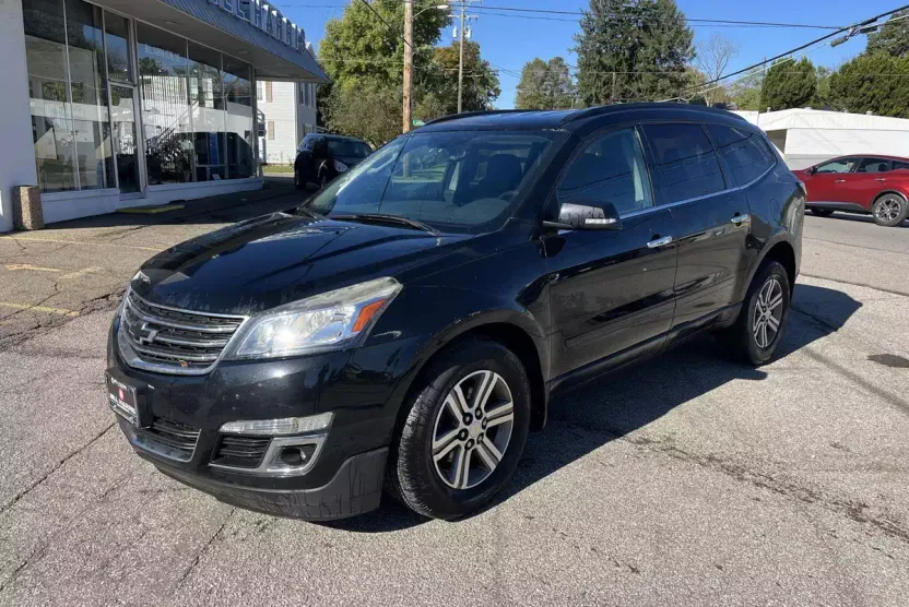 2017 Chevrolet Traverse 1LT photo 1
