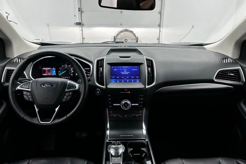 2020 Ford Edge Titanium photo 1
