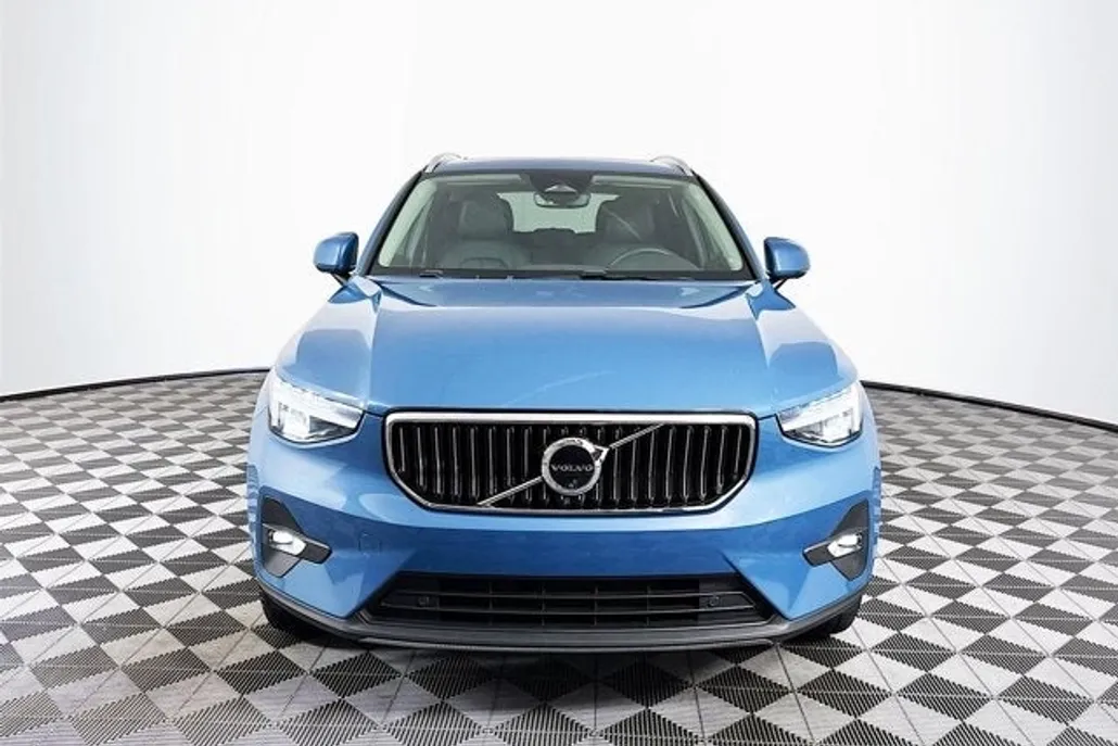 2024 Volvo XC40 Plus photo 1