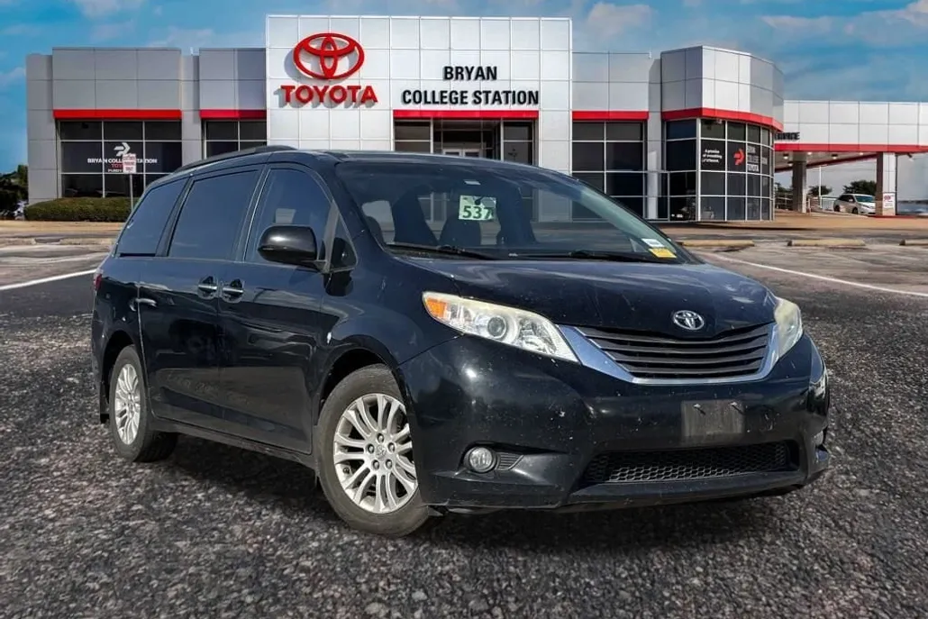 2015 Toyota Sienna XLE photo 1