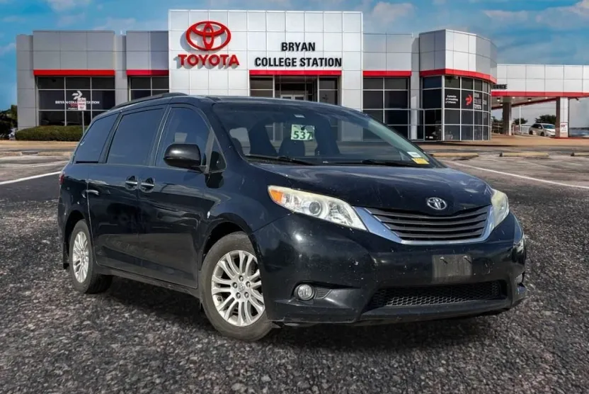 2015 Toyota Sienna XLE photo 1