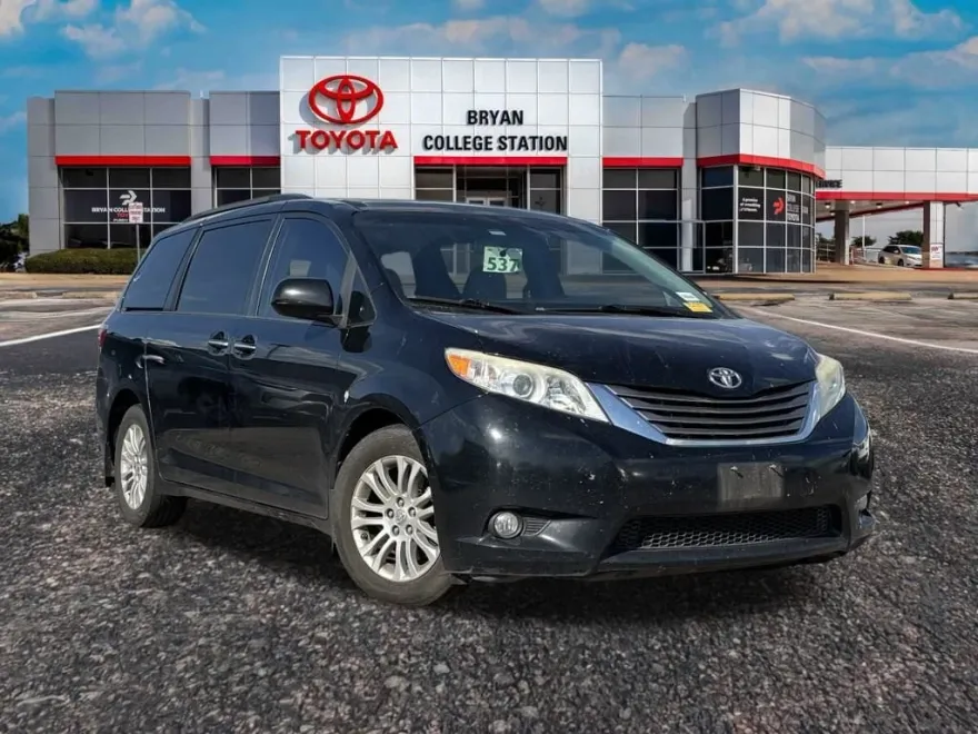 2015 Toyota Sienna XLE photo 1