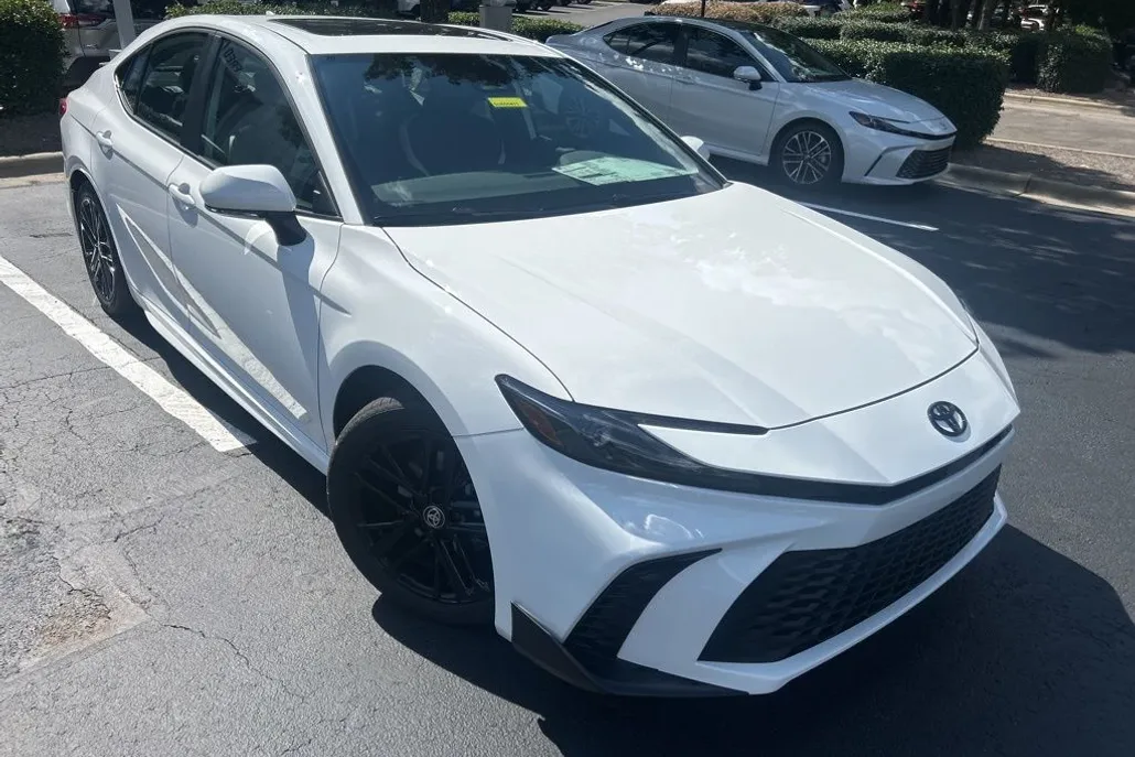 2025 Toyota Camry SE photo 1