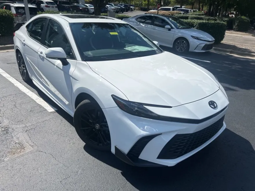 2025 Toyota Camry SE photo 1