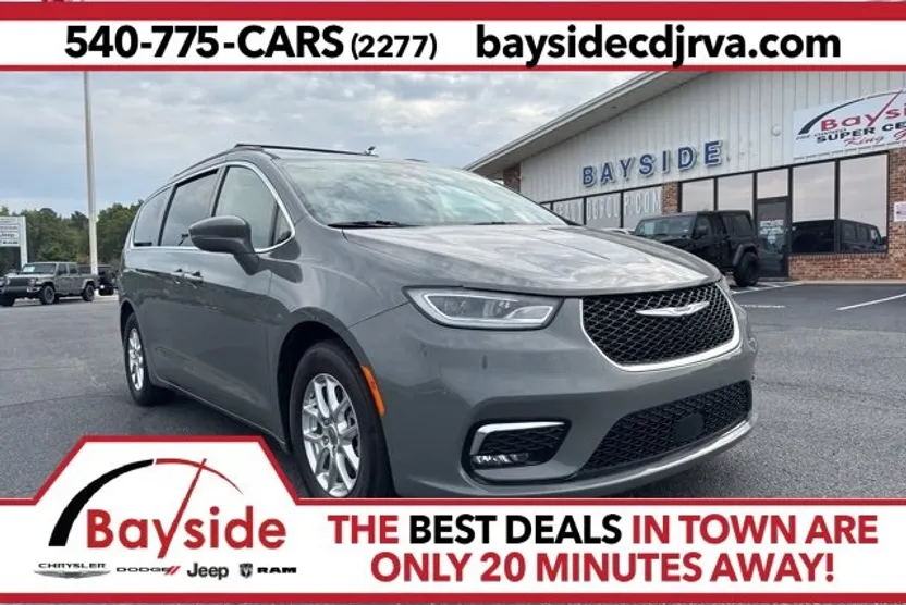 2022 Chrysler Pacifica Touring L photo 1