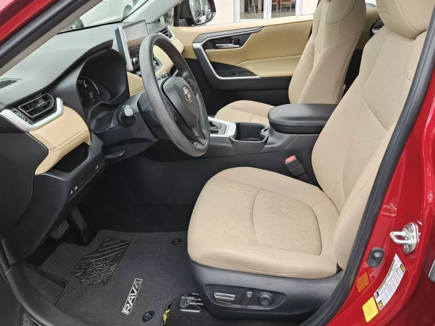 2023 Toyota RAV4 XLE photo 1