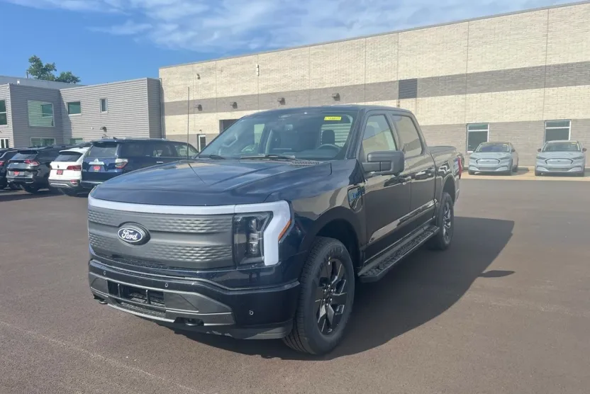 2025 Ford F-150 Lightning photo 1