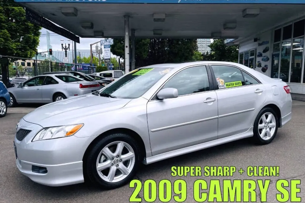 2009 Toyota Camry SE photo 1