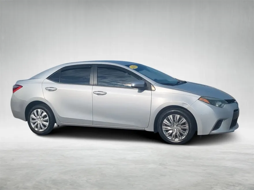 2015 Toyota Corolla LE photo 1