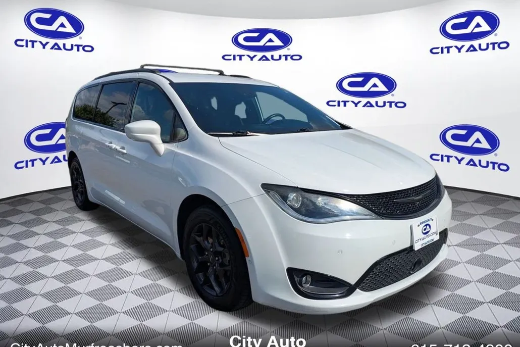 2019 Chrysler Pacifica Touring Plus photo 1